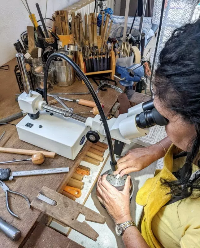 artisan bijoutier joaillier sertissant une pierre naturelle