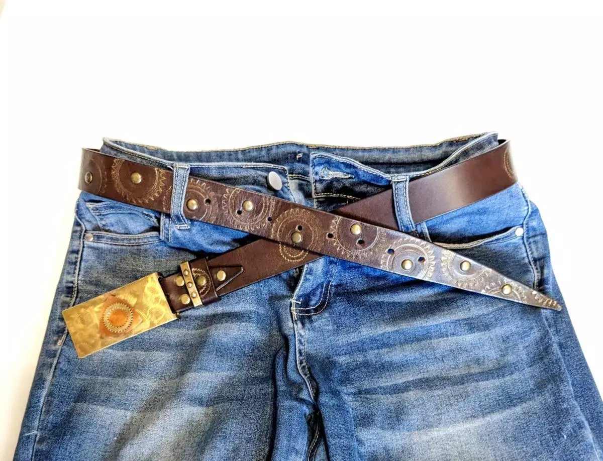ceinture cuir marron steampunk et boucle américaine laiton et cuivre sur jeans