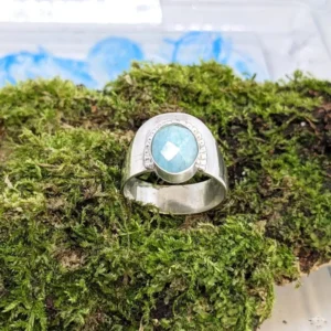 bague large amazonite en argent 925, posée sur de la mousse