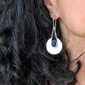 boucles d'oreilles lapis-lazuli en argent 925 portée sur une oreille