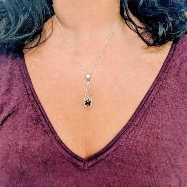 collier grenat serti en étoile en argent 925 porté sur un buste de femme