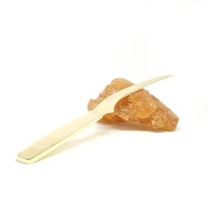 OUVRE LETTRE OR brillant sur une pierre