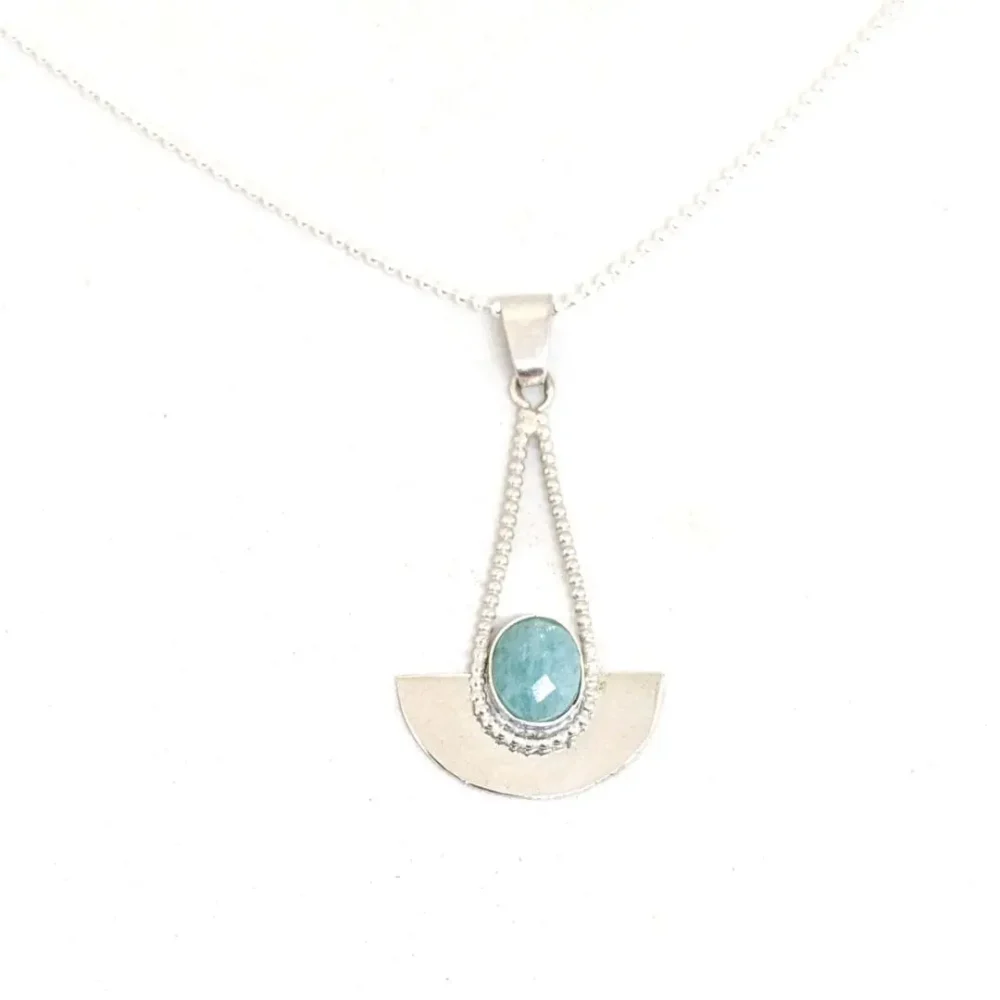 pendentif demi-lune en argent et amazonite sur un buste de femme