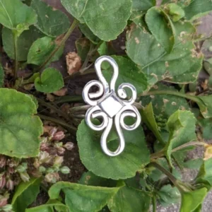 Bague ethnique arabesque en Argent 925 sur une plante verte