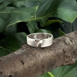 Bague ouverte scintillante en Argent 925 sur une branche