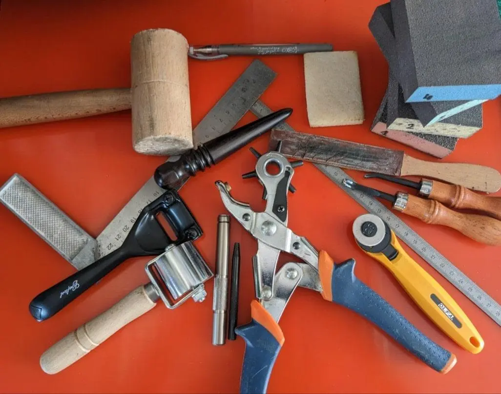 Guide des tailles des bijoux & ceintures 📐 4 Outils pour débuter le travail du cuir