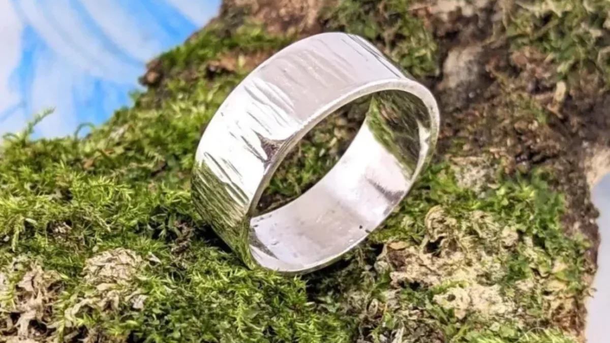 Bague fine pour homme en argent massif, martelé et oxydé