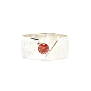 Bague large martelée en argent avec un brillant rouge rond