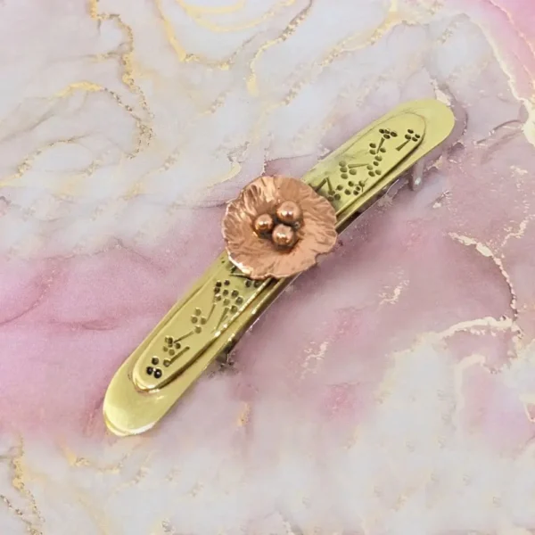 barrette dorée avec une grande fleur en cuivre