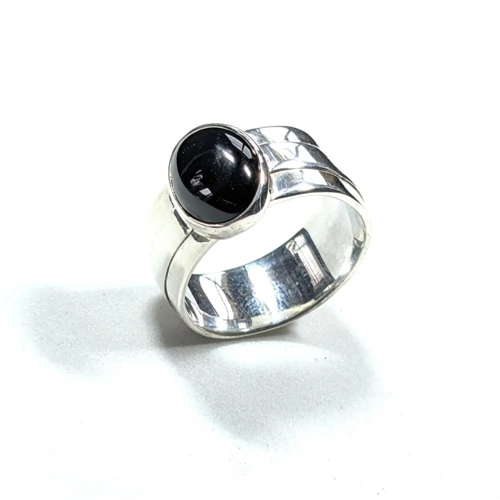 bague large avec une onyx ovale