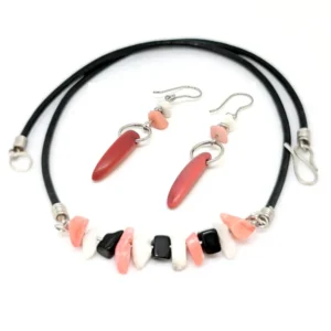 collier de cuir et pierres et boucles d'oreilles en tagua saumon