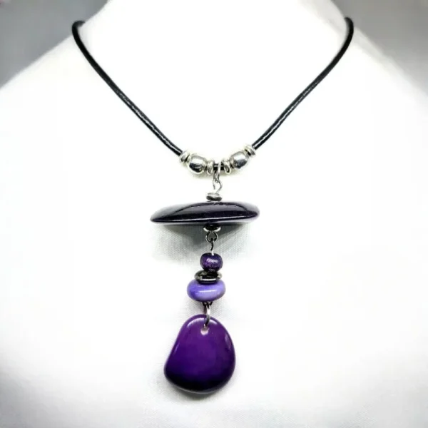 PENDENTIF VIOLET EN IVOIRE VÉGÉTAL et cuir – Image 4