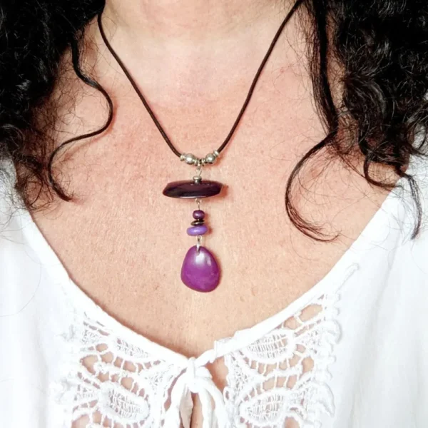 PENDENTIF VIOLET EN IVOIRE VÉGÉTAL et cuir – Image 3