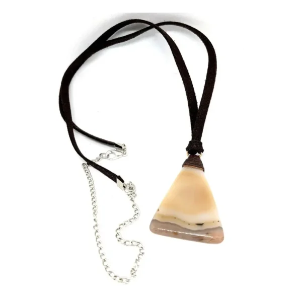 collier en suédine avec un pendentif jaspe en triangle beige et marron, cordon en suédine