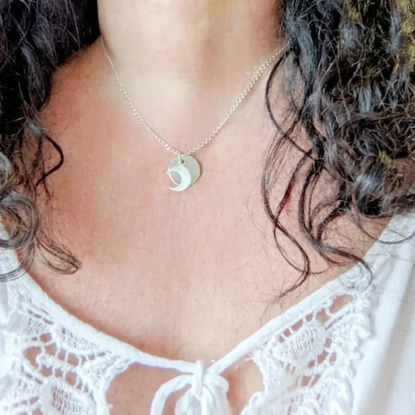 pendentif terre et lune, deux médailles