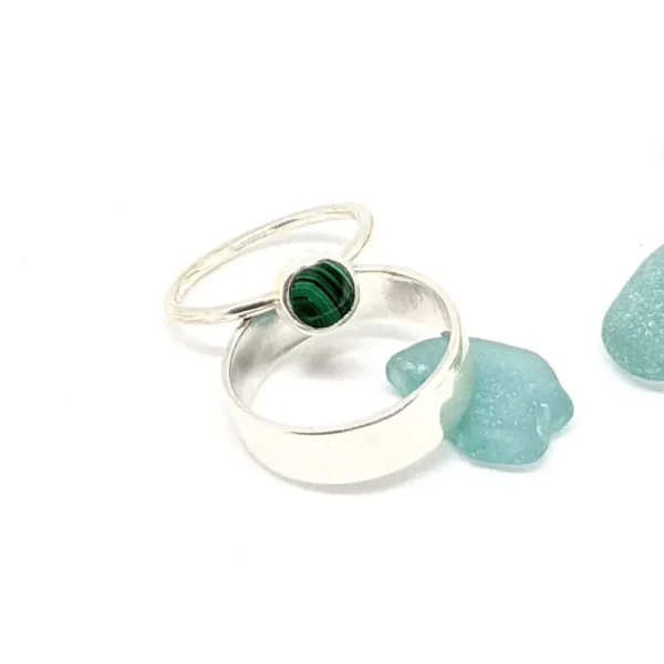 bague large en argent et bague fine pierre malachite