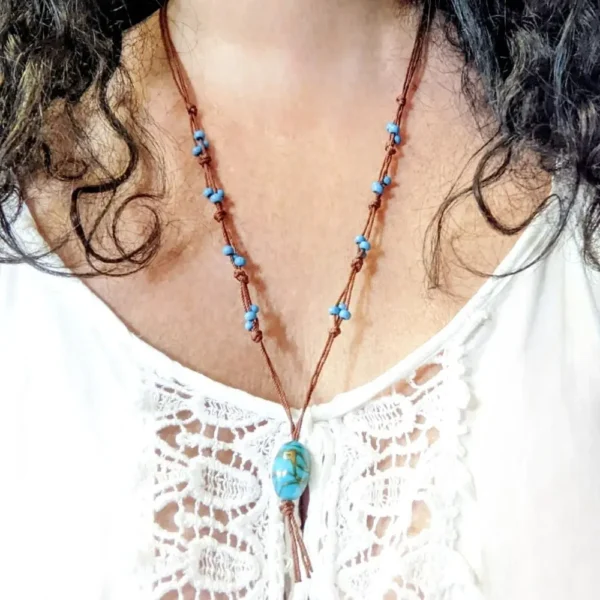 collier de perles turquoise en bois et en acrylique