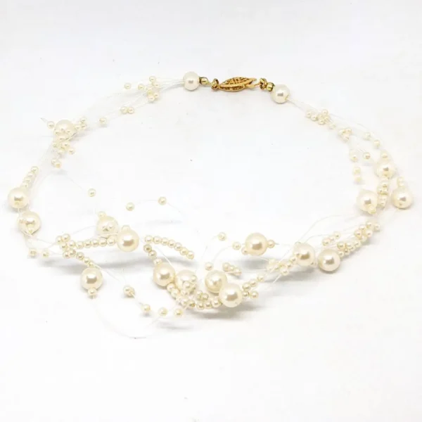 collier multirang de perles blanches