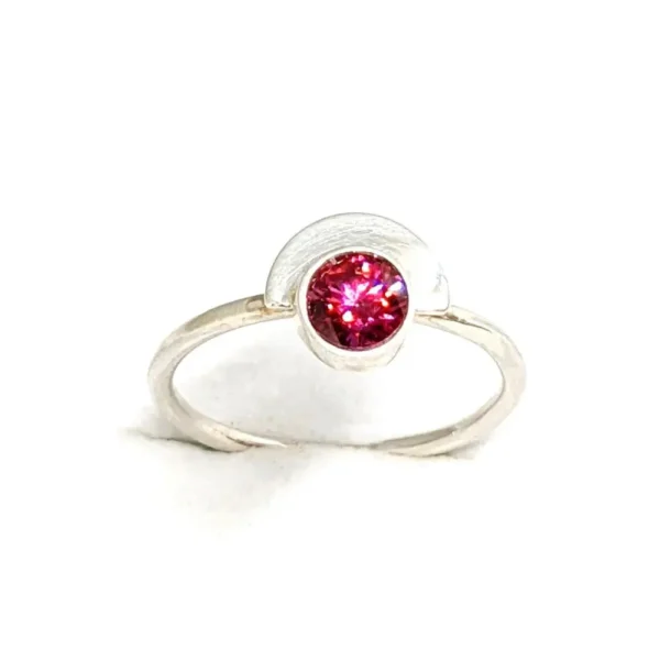 bague fine oxyde de zirconium rouge monté sur une plaque en demi-lune