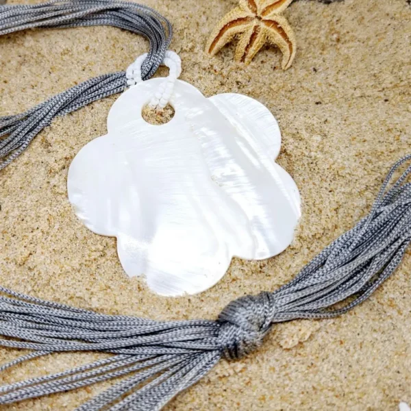 pendentif fleur en nacre et fils gris