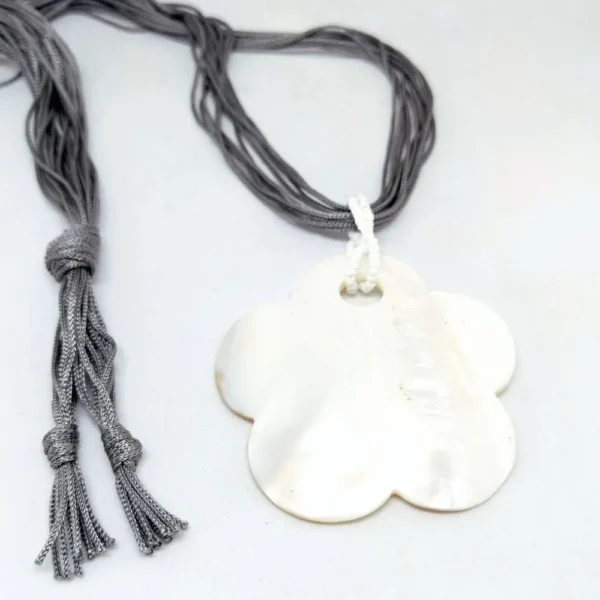 pendentif fleur en nacre blanche et collier de fil