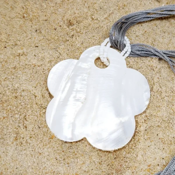 pendentif fleur en nacre