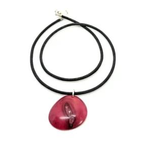 collier avec un cordon de cuir noir et un pendentif en ivoire végétal rose