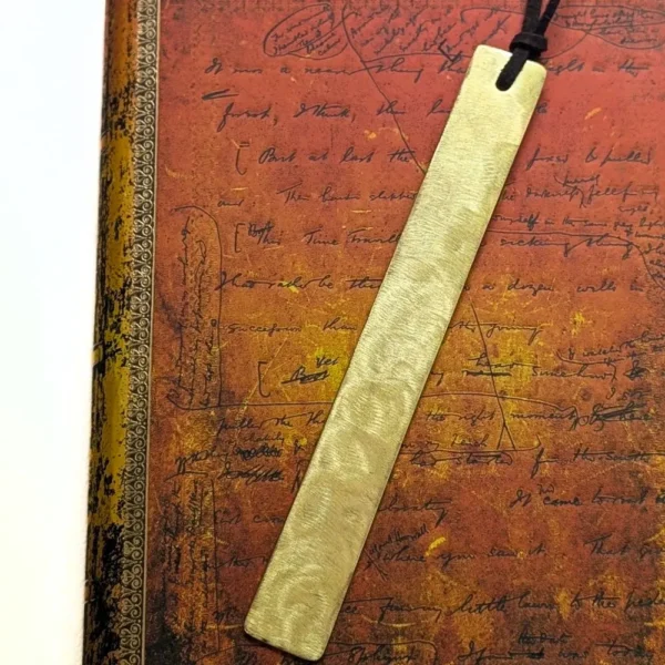 marque-page gravé de motifs géométriques