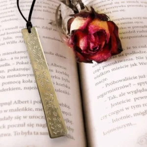 marque-page-gravé posé sur un livre