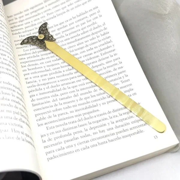marque-page papillon posé sur un livre