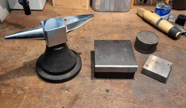Découverte de mon atelier de bijoutier : outils et techniques 4 bigorne et tas