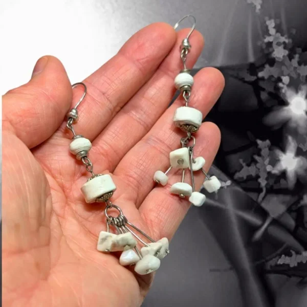 longues boucles d'oreilles avec des pierres blanches