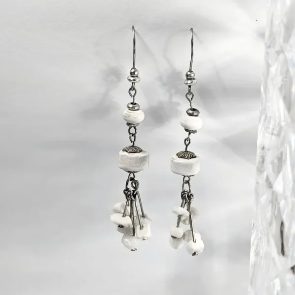 boucles d'oreilles avec des chips de pierres blanches