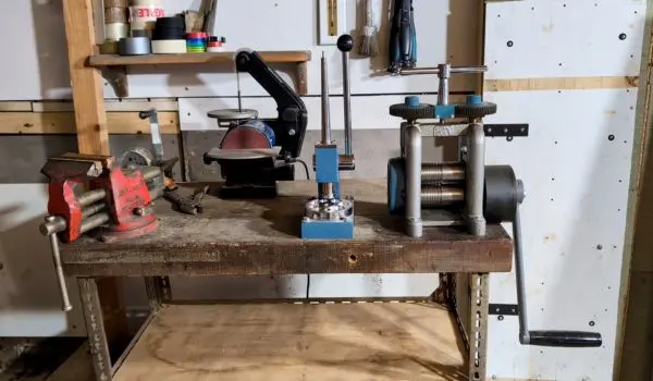 Découverte de mon atelier de bijoutier : outils et techniques 19 etabli bijoutier