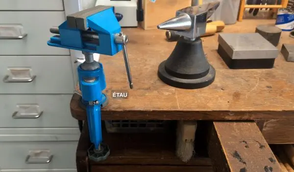 Découverte de mon atelier de bijoutier : outils et techniques 3 etau etabli