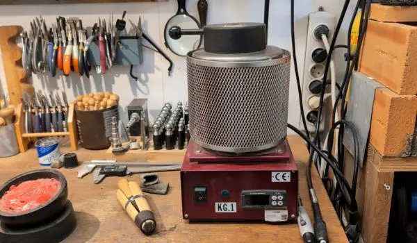 Découverte de mon atelier de bijoutier : outils et techniques 2 four de fusion