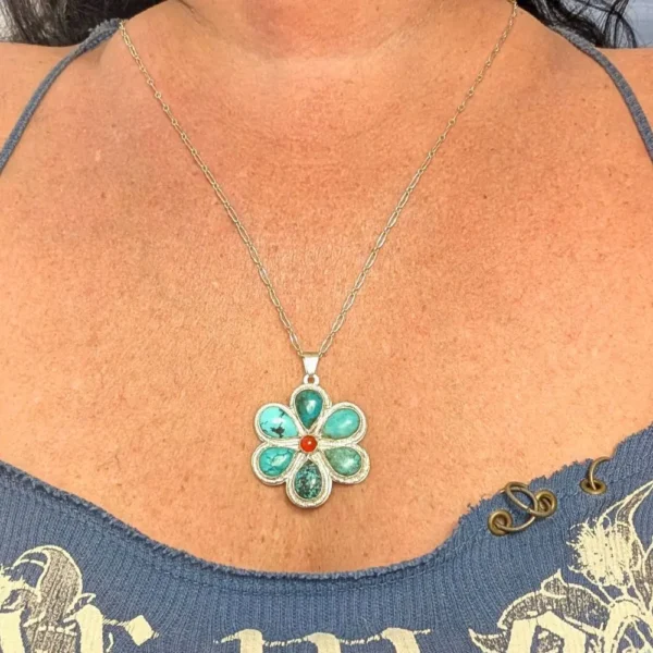 pendentif fleur turquoise en argent 925 sur un buste de femme