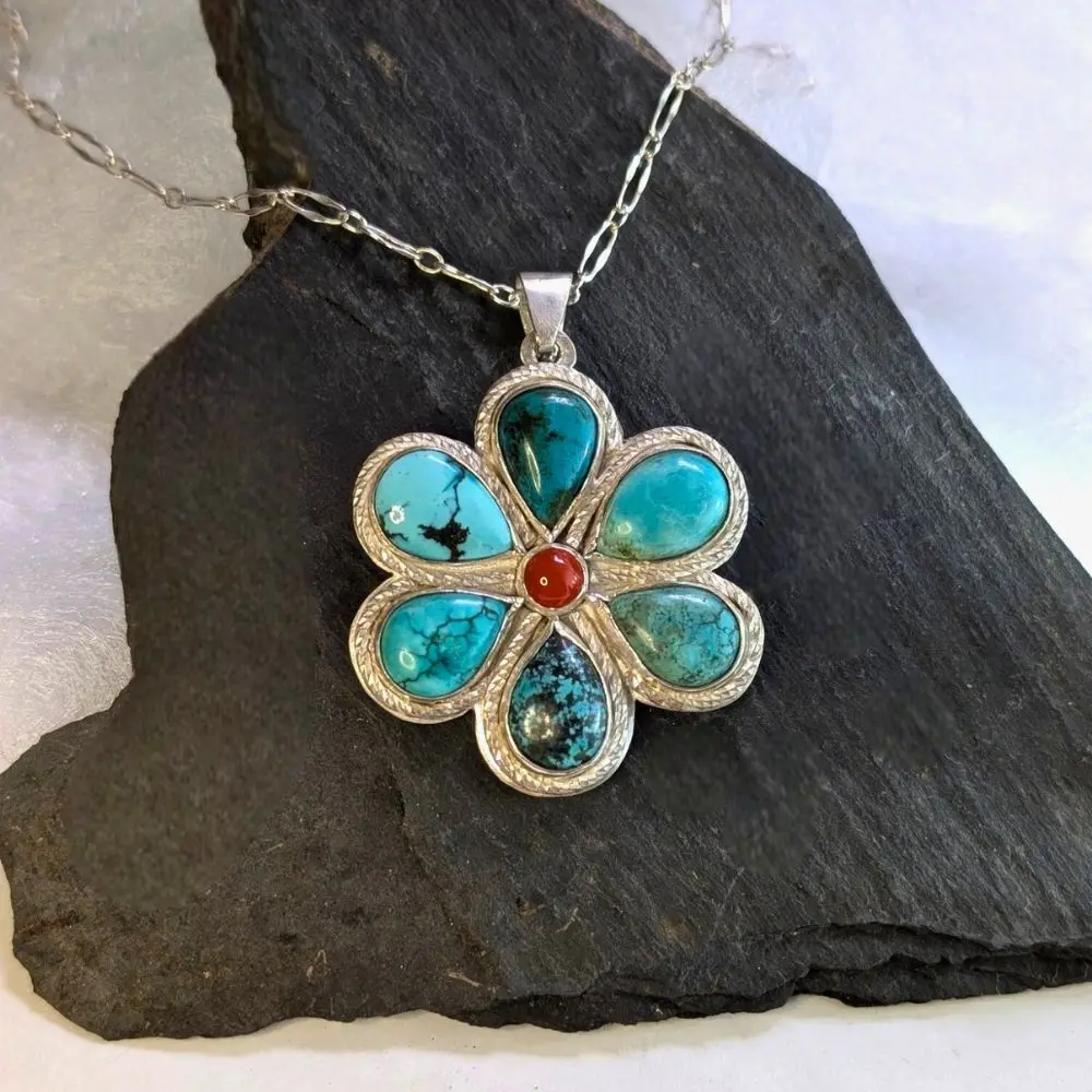 pendentif en argent avec six turquoises et une cornaline