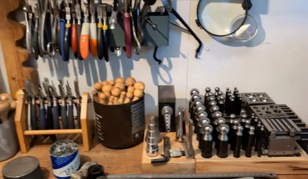Découverte de mon atelier de bijoutier : outils et techniques 7 pinces et bouterolles