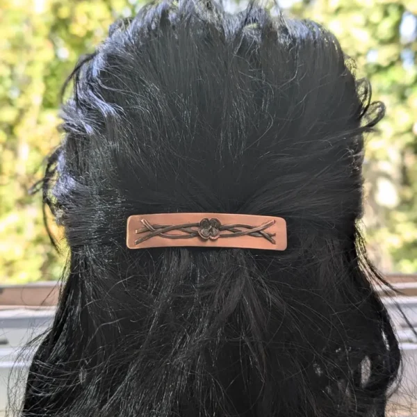 barrette avec une fleur en cuivre