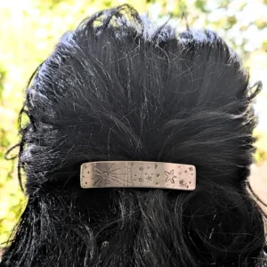 barrette argentée aux gravures marines naïves