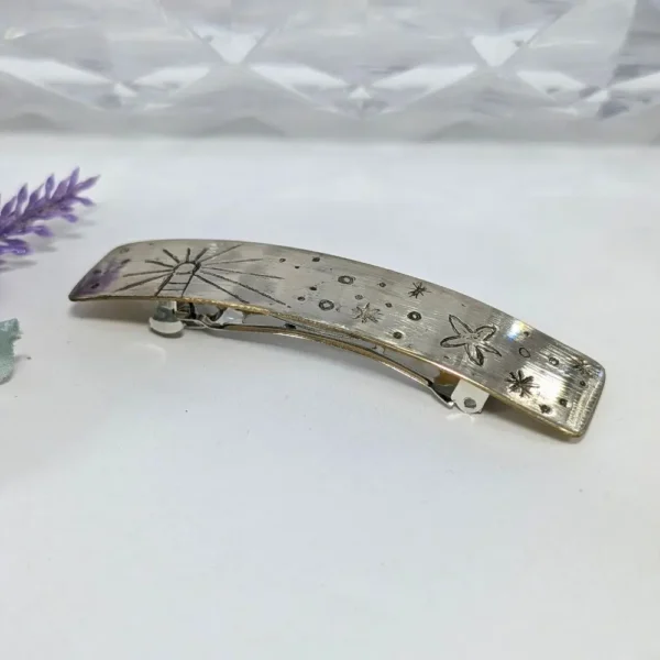 barrette argentée avec des gravures marine naïves