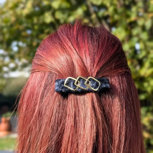barrette laine de mouton sur des cheveux roux