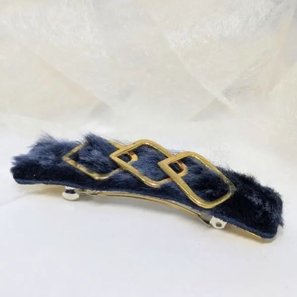 barrette laine de mouton et laiton sur un support clip