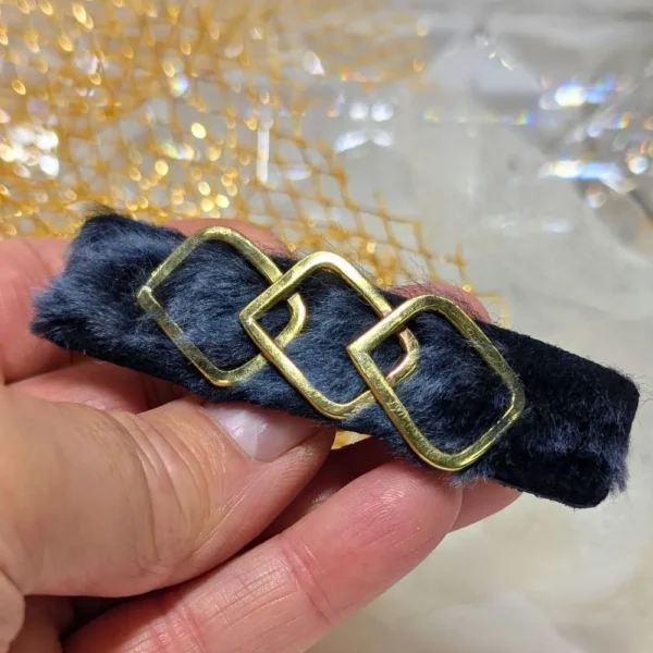 barrette laine de mouton tenue par une main