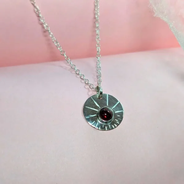 collier médaille grenat en argent massif