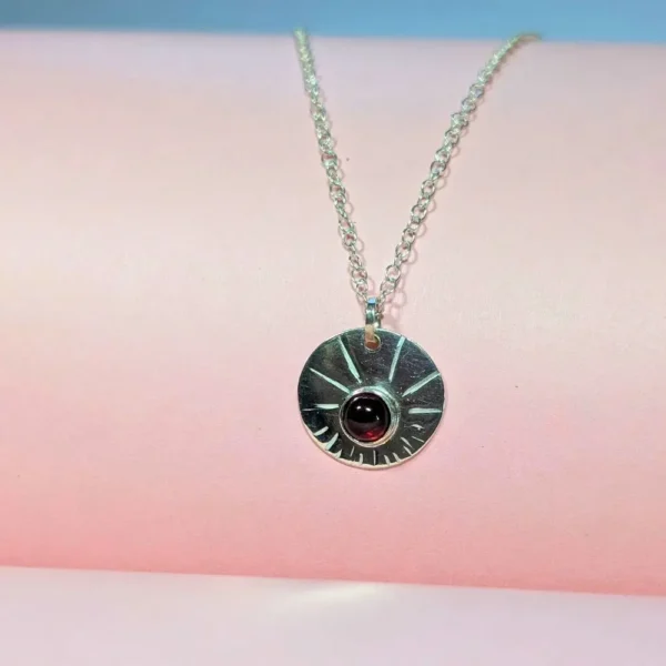 collier médaille en argent 925 avec un grenat serti