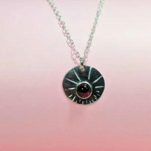 collier et médaille en arget massif avec un grenat au centre