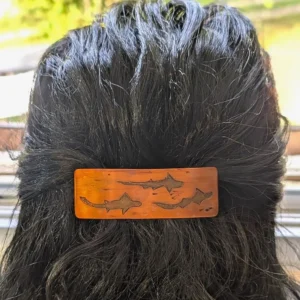 grande barrette requins sur des cheveux noirs