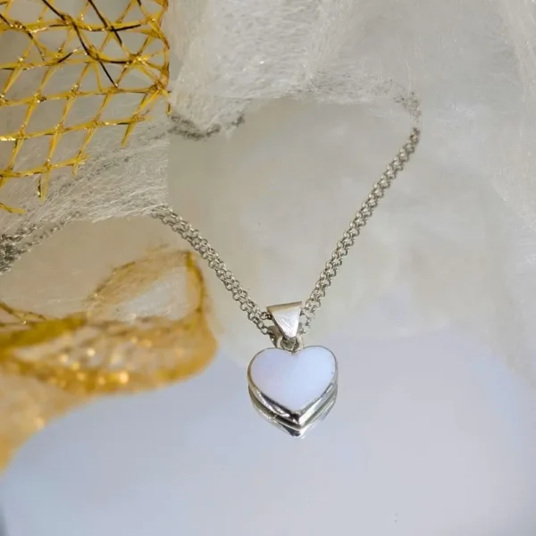 collier avec pendentif en nacre en forme de cœur